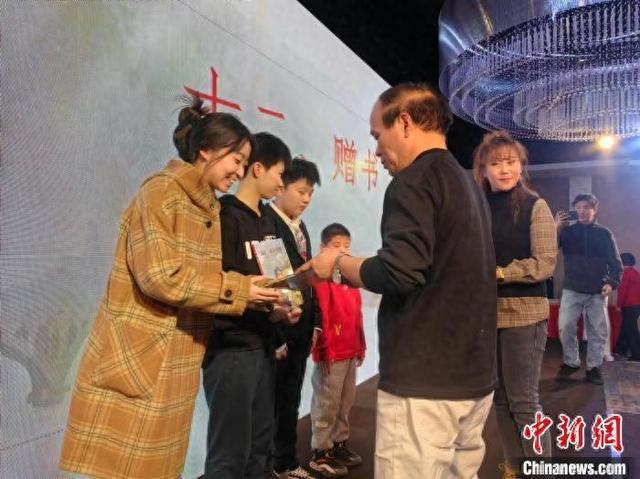 中英文双语绘本《海伦·斯诺在中国》首发